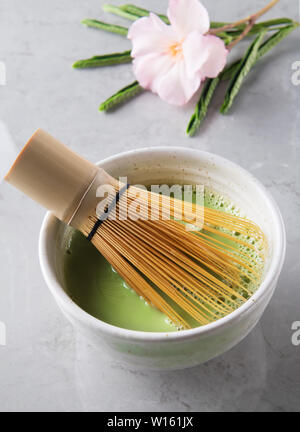 Ogranic thé matcha vert verre et Accessoires à thé - bamboo chesen sur fond de marbre gris. Cérémonie japonaise du thé concept, Close up Banque D'Images