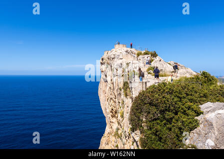 MALLORCA, ESPAGNE - 6 mai 2019 : Mirador es Colomer - le point de vue principal à Cap de Formentor situé sur plus de 200 m de haut rocher. Mallorca, Espagne Banque D'Images