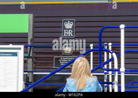 Le train royal arrive à la plate-forme. Sa Majesté la reine est arrivée à Croy gare sur le train royal, lors d'une visite à Cumbernauld à proximité, l'Écosse. Elle rencontre les élèves de Greenfaulds High School de la ville, tout en visitant une exposition là. Banque D'Images