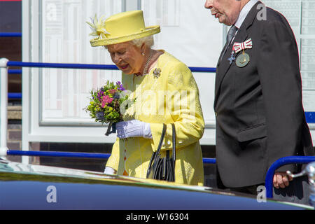 Sa Majesté la reine est arrivée à Croy gare sur le train royal, lors d'une visite à Cumbernauld à proximité, l'Écosse. Elle rencontre les élèves de Greenfaulds High School de la ville, tout en visitant une exposition là. Banque D'Images