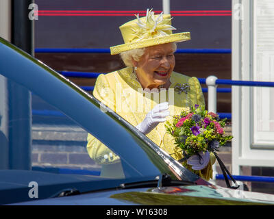 Sa Majesté la reine est arrivée à Croy gare sur le train royal, lors d'une visite à Cumbernauld à proximité, l'Écosse. Elle rencontre les élèves de Greenfaulds High School de la ville, tout en visitant une exposition là. Banque D'Images