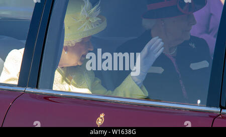 Sa Majesté la reine est arrivée à Croy gare sur le train royal, lors d'une visite à Cumbernauld à proximité, l'Écosse. Elle rencontre les élèves de Greenfaulds High School de la ville, tout en visitant une exposition là. Banque D'Images