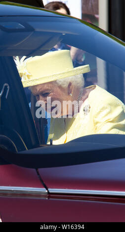 Sa Majesté la reine est arrivée à Croy gare sur le train royal, lors d'une visite à Cumbernauld à proximité, l'Écosse. Elle rencontre les élèves de Greenfaulds High School de la ville, tout en visitant une exposition là. Banque D'Images