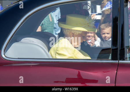 Sa Majesté la reine est arrivée à Croy gare sur le train royal, lors d'une visite à Cumbernauld à proximité, l'Écosse. Elle rencontre les élèves de Greenfaulds High School de la ville, tout en visitant une exposition là. Banque D'Images