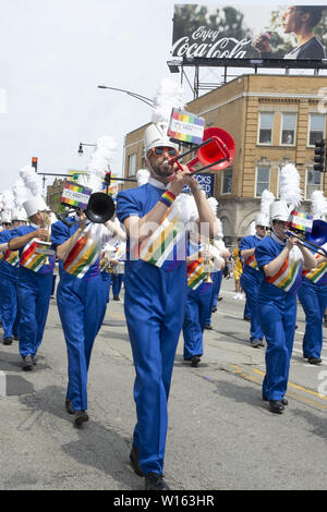 Chicago, Illinois, USA. 30 Juin, 2019. Les rues bordées de milliers de Chicago's côté nord pour observer les couleurs Gay Pride Parade le 30 juin 2019. Les hommes politiques, les entreprises et les organismes sans but lucratif et professionnels particuliers ont marché, roulé et dansé down North Broadway Street. Drapeaux arc-en-ciel volaient partout. C'est Chicago's answer Mardi Gras. Credit : Karen I. Hirsch/ZUMA/Alamy Fil Live News Banque D'Images