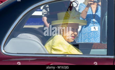 Sa Majesté la reine est arrivée à Croy gare sur le train royal, lors d'une visite à Cumbernauld à proximité, l'Écosse. Elle rencontre les élèves de Greenfaulds High School de la ville, tout en visitant une exposition là. Banque D'Images