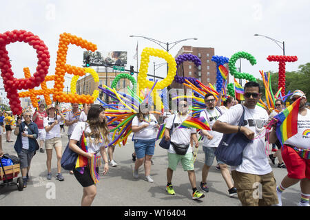 Chicago, Illinois, USA. 30 Juin, 2019. Les rues bordées de milliers de Chicago's côté nord pour observer les couleurs Gay Pride Parade le 30 juin 2019. Les hommes politiques, les entreprises et les organismes sans but lucratif et professionnels particuliers ont marché, roulé et dansé down North Broadway Street. Drapeaux arc-en-ciel volaient partout. C'est Chicago's answer Mardi Gras. Credit : Karen I. Hirsch/ZUMA/Alamy Fil Live News Banque D'Images