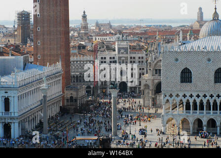 Venise, célèbre l'Italie est l'effort pendant le poids d'un trop grand nombre de touristes. Ont-ils des changements climatiques sur leur esprit ? Banque D'Images