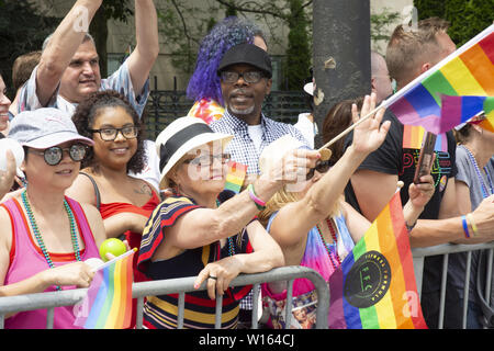 Chicago, Illinois, USA. 30 Juin, 2019. Les rues bordées de milliers de Chicago's côté nord pour observer les couleurs Gay Pride Parade le 30 juin 2019. Les hommes politiques, les entreprises et les organismes sans but lucratif et professionnels particuliers ont marché, roulé et dansé down North Broadway Street. Drapeaux arc-en-ciel volaient partout. C'est Chicago's answer Mardi Gras. Credit : Karen I. Hirsch/ZUMA/Alamy Fil Live News Banque D'Images