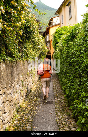 Le lac de Côme, Italie - Juin 2019 : personne qui marche sur le sentier de randonnée marqués - la Voie verte del Lago di Como. Banque D'Images