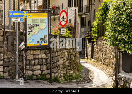 Le lac de Côme, Italie - Juin 2019 : Des signes montrant les marcheurs l'itinéraire sur une piste de marche - la Voie verte del Lago di Como. Banque D'Images