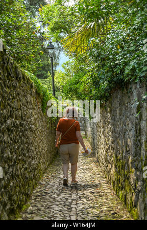 Le lac de Côme, Italie - Juin 2019 : personne qui marche sur la route de la Greenway del Lago di Como. Banque D'Images