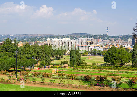 Pretoria, Afrique du Sud - 23 mai 2019 : La vue de l'Union Buildings et de colline Meintjieskop à jardins en terrasses, statue de Louis Botha, Sheraton Banque D'Images