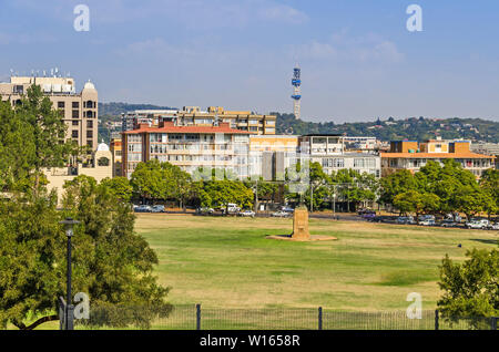 Pretoria, Afrique du Sud - 23 mai 2019 : La vue de l'Union Buildings et de colline Meintjieskop avec jardins, statue de Louis Botha, un hôtel Sheraton Banque D'Images