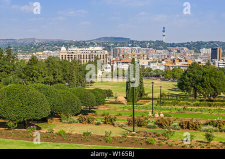 Pretoria, Afrique du Sud - 23 mai 2019 : La vue de l'Union Buildings et de colline Meintjieskop à jardins en terrasses, l'hôtel Sheraton et le John Vorst Banque D'Images