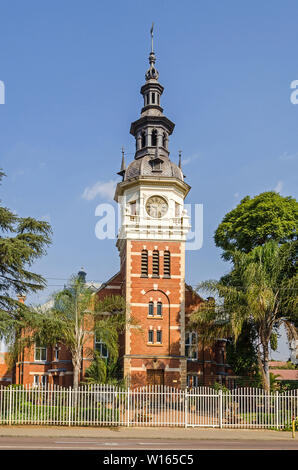 Johannesburg, Afrique du Sud - 23 mai 2019 : Gereformeerde Kerk, la plus ancienne église Réformée hollandaise en style néo Renaissance en face de Kruger House. Pau Banque D'Images