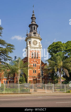 Johannesburg, Afrique du Sud - 23 mai 2019 : Gereformeerde Kerk, la plus ancienne église Réformée hollandaise en style néo Renaissance en face de Kruger House. Banque D'Images