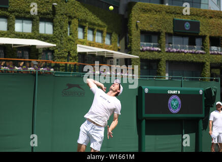 Wimbledon, Londres, Royaume-Uni. 1er juillet 2019. Andy Murray (GBR) est tous ensemble pour faire concurrence comme il pratique au Wimbledon tennis, Wimbledon, Londres, le 29 juin 2019 Crédit : Paul Marriott/Alamy Live News Banque D'Images