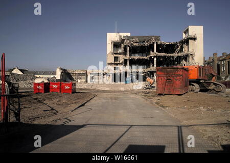 AJAXNETPHOTO. 2017. WORTHING, Angleterre. - MGM HOUSE - MARINE ET DE L'ASSURANCE MUTUELLE (MGM) SIÈGE SOCIAL À HEENE ROAD EN PARTIE DÉMOLIE POUR FAIRE PLACE À DE NOUVEAUX LOGEMENTS À LA RETRAITE. PHOTO:JONATHAN EASTLAND/AJAX REF:DP182706 82 Banque D'Images