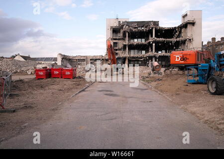 AJAXNETPHOTO. 2017. WORTHING, Angleterre. - MGM HOUSE - MARINE ET DE L'ASSURANCE MUTUELLE (MGM) SIÈGE SOCIAL À HEENE ROAD EN PARTIE DÉMOLIE POUR FAIRE PLACE À DE NOUVEAUX LOGEMENTS À LA RETRAITE. PHOTO:JONATHAN EASTLAND/AJAX REF:DP182706 88 Banque D'Images