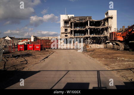 AJAXNETPHOTO. 2017. WORTHING, Angleterre. - MGM HOUSE - MARINE ET DE L'ASSURANCE MUTUELLE (MGM) SIÈGE SOCIAL À HEENE ROAD EN PARTIE DÉMOLIE POUR FAIRE PLACE À DE NOUVEAUX LOGEMENTS À LA RETRAITE. PHOTO:JONATHAN EASTLAND/AJAX REF:DP182706 96 Banque D'Images