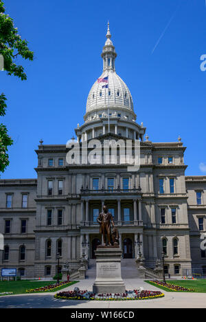 Extérieur de la Michigan State Capitol, qui a ouvert ses portes le 1er janvier 1879 à Lansing, Michigan le Samedi, 29 juin, 2018. Il a été conçu par l'architecte Elie E. Myers, et est l'une des premières capitales de l'état d'être surmontée d'un dôme en fonte noble, qui a été modelé sur le dôme de l'United States Capitol à Washington, DC. Credit : Ron Sachs/CNP | conditions dans le monde entier Banque D'Images