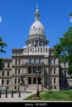 Extérieur de la Michigan State Capitol, qui a ouvert ses portes le 1er janvier 1879 à Lansing, Michigan le Samedi, 29 juin, 2018. Il a été conçu par l'architecte Elie E. Myers, et est l'une des premières capitales de l'état d'être surmontée d'un dôme en fonte noble, qui a été modelé sur le dôme de l'United States Capitol à Washington, DC. Credit : Ron Sachs/CNP | conditions dans le monde entier Banque D'Images