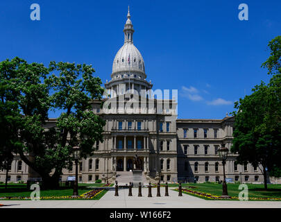 Extérieur de la Michigan State Capitol, qui a ouvert ses portes le 1er janvier 1879 à Lansing, Michigan le Samedi, 29 juin, 2018. Il a été conçu par l'architecte Elie E. Myers, et est l'une des premières capitales de l'état d'être surmontée d'un dôme en fonte noble, qui a été modelé sur le dôme de l'United States Capitol à Washington, DC. Credit : Ron Sachs/CNP | conditions dans le monde entier Banque D'Images
