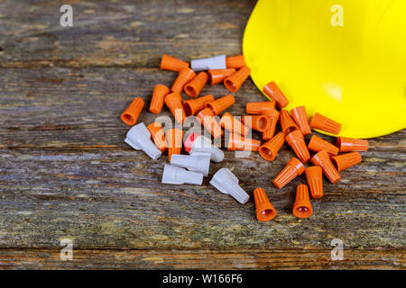 Fil de couleur plusieurs conectors torsion sur un fond de bois Banque D'Images