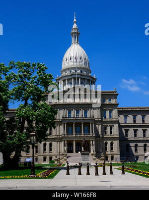 Extérieur de la Michigan State Capitol, qui a ouvert ses portes le 1er janvier 1879 à Lansing, Michigan le Samedi, 29 juin, 2018. Il a été conçu par l'architecte Elie E. Myers, et est l'une des premières capitales de l'état d'être surmontée d'un dôme en fonte noble, qui a été modelé sur le dôme de l'United States Capitol à Washington, DC. Credit : Ron Sachs/CNP | conditions dans le monde entier Banque D'Images