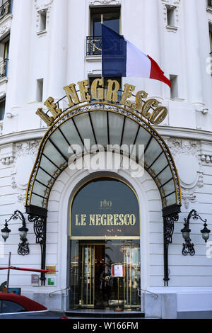 Drapeau tricolore français sur l'entrée de l'Hôtel Negresco sur la fête nationale française à Nice, France Banque D'Images