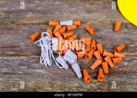 Tordre les fils électriques et les capuchons de couleur pour un fond en bois Banque D'Images