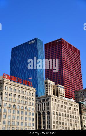 Chicago, Illinois, USA. Le vénérable façades des bâtiments le long de South Michigan Avenue accentué par, moderne, dynamique et coloré de gratte-ciel. Banque D'Images