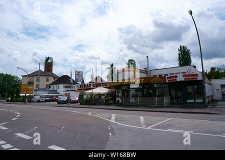 Hanau, Allemagne - 16 juin 2019 : Le restaurant turc, des boutiques et un salon de coiffure à proximité de la gare le 16 juin 2019 à Hanau. Banque D'Images