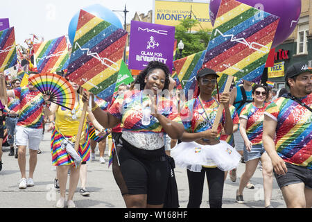 Chicago, Illinois, USA. 30 Juin, 2019. Les rues bordées de milliers de Chicago's côté nord pour observer les couleurs Gay Pride Parade le 30 juin 2019. Les hommes politiques, les entreprises et les organismes sans but lucratif et professionnels particuliers ont marché, roulé et dansé down North Broadway Street. Drapeaux arc-en-ciel volaient partout. C'est Chicago's answer Mardi Gras. Credit : Karen I. Hirsch/ZUMA/Alamy Fil Live News Banque D'Images