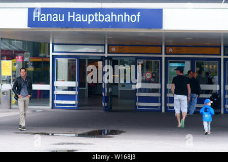 Hanau, Allemagne - 16 juin 2019 : les piétons et les voyageurs et quittez la gare principale le 16 juin 2019 à Hanau. Banque D'Images