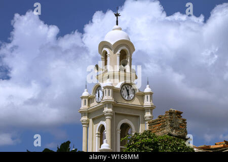 Bell Tower clock à une église orthodoxe grecque, en Mesotopos, village de l'île de Lesvos, Grèce. La plupart des Grecs orthodoxes utilisent pour avoir un tour de l'horloge. Banque D'Images