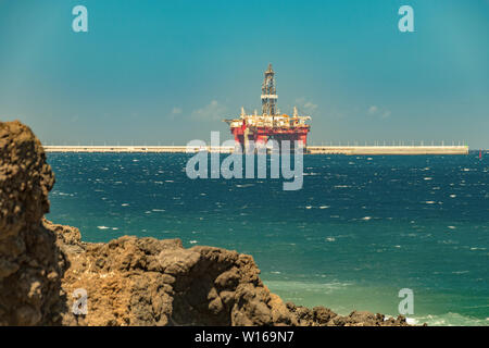 Vue depuis la côte de l'offshore oil rig amarrés dans le port de Granadilla sur Ténérife. Banque D'Images