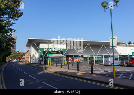 L'extérieur du supermarché Morrisons à Woking, Surrey, au sud-est de l'Angleterre, UK (Wm Morrison Supermarkets plc) Banque D'Images