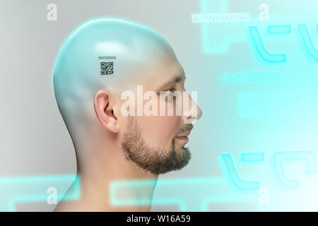 Profil de l'homme chauve avec QR code sur la tête sur fond gris en studio. Banque D'Images