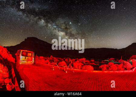 Tourné d'étoiles et Milky Way à sky hight, fish eye lens. Deux télescopes prêt pour l'observation éclairée par les feux arrière de la voiture en premier plan.. Pas de Moo Banque D'Images