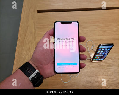 Montréal, Canada - 20 juin 2019 : Apple iPhone XS Max dans une main au Apple Store. Apple Inc. est une multinationale américaine technology siège central Banque D'Images