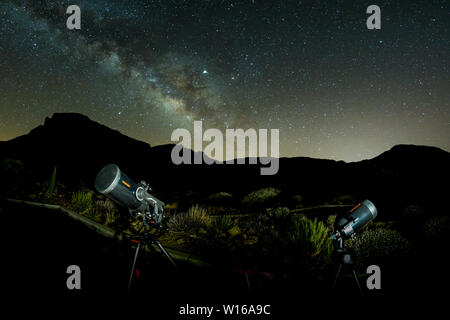 Tourné d'étoiles et Milky Way à sky hight via fish eye lens. Deux télescopes prêt pour l'observation à l'avant-plan. Pas de lune. Longue Exposition. National P Banque D'Images