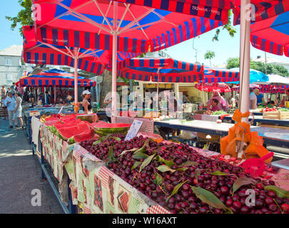 Les yeux de l'acheteur de pastèques dans le public les fruits et marché aux fleurs à côté du palais de Dioclétien, Split, Croatie. Banque D'Images