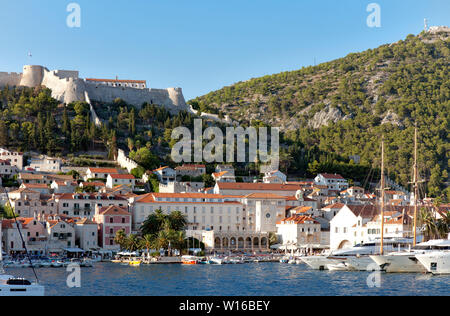 La ville de Hvar et son port comme vu à partir d'une approche de la mer. Cette aire Adriatique attire les célébrités et les méga-yachts. Banque D'Images