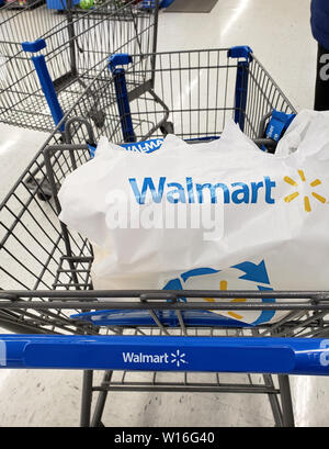 Montréal, Canada - 30 avril 2019 : Walmart marque panier et sac dans magasin Walmart. Walmart est une société de vente au détail qui exploite un c Banque D'Images