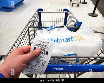 Montréal, Canada - 30 avril 2019 : Walmart panier avec sac et la réception en magasin Walmart. Walmart est une société de vente au détail américaines qui fonctionnent Banque D'Images