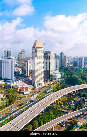 Ville et le trafic avec des gratte-ciel et ciel bleu dans la journée. Banque D'Images