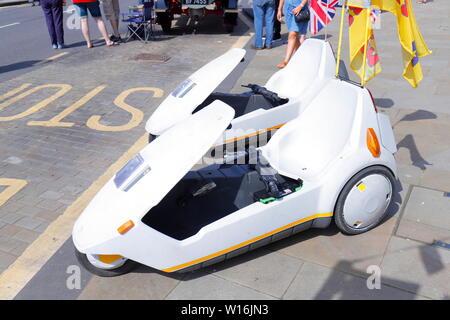 Un Sinclair C5 tricycle sur Affichez la Journée des Forces armées à Scarborough Banque D'Images