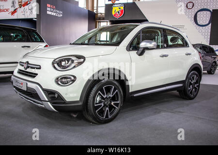 Poznan, Pologne, mars 2019 Fiat blanc 500X, Poznan International Motor Show, croisement d'un véhicule utilitaire sport (VUS) fabriqués par Fiat Banque D'Images